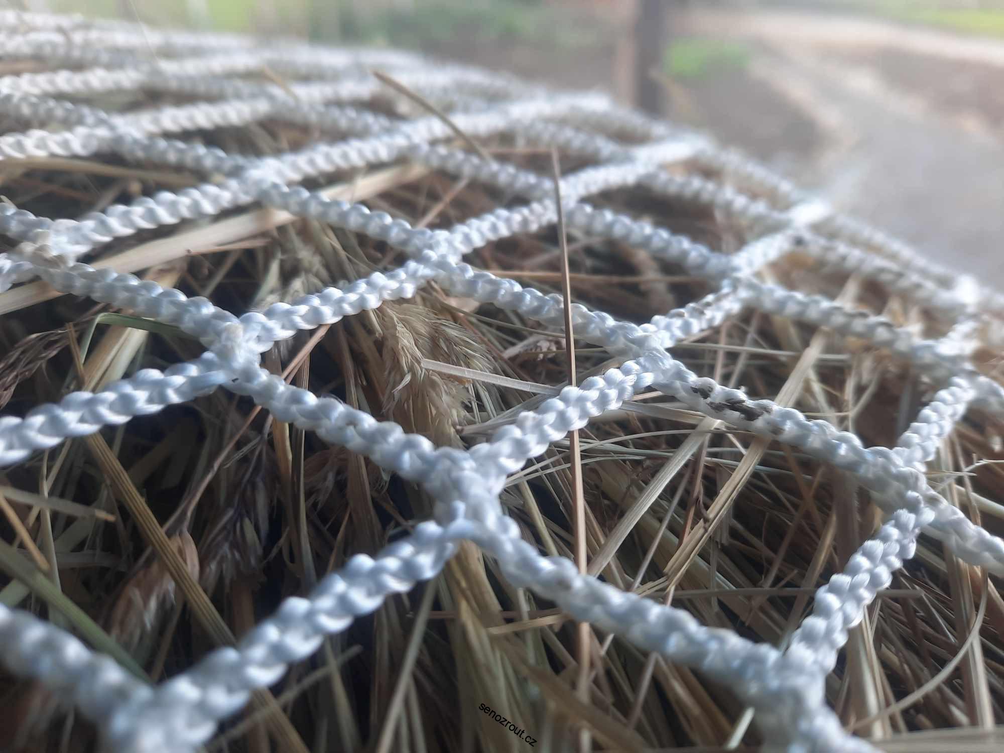 síť na seno, 1X1 m, oko 2,5 cm, BEZUZLOVÝ POLYESTER