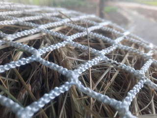 síť na seno, 1X1 m, oko 2,5 cm, BEZUZLOVÝ POLYESTER